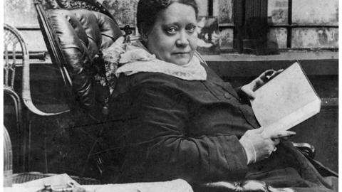  Helena Blavatsky reading a book