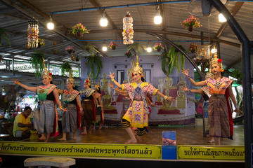 Dancers with arms outstretched