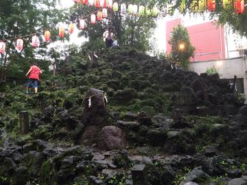 A Fuji mound in Taitō Ward, Tokyo, typical of the natural materials used by premodern Fuji confraternities. Photo taken 2015 by Wikimedia Commons user Thirteen-fri.